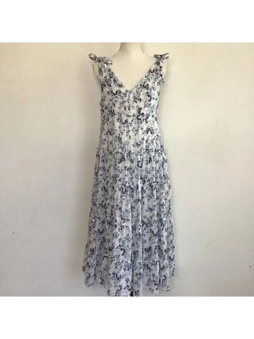 Moon River Women Elegant White Blue Floral Tiered Backyard Party Maxi Dress M